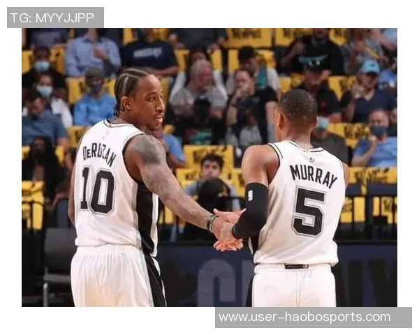 托尼帕克与保罗同现身马刺比赛现场引发球迷热议