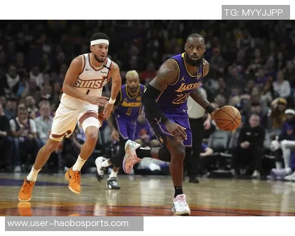 菲尔普斯现场观战湖人对阵太阳身穿布克签名鞋引关注