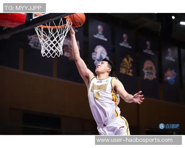 布克全场表现平平14投仅5中收获17分3篮板8助攻正负值高达16