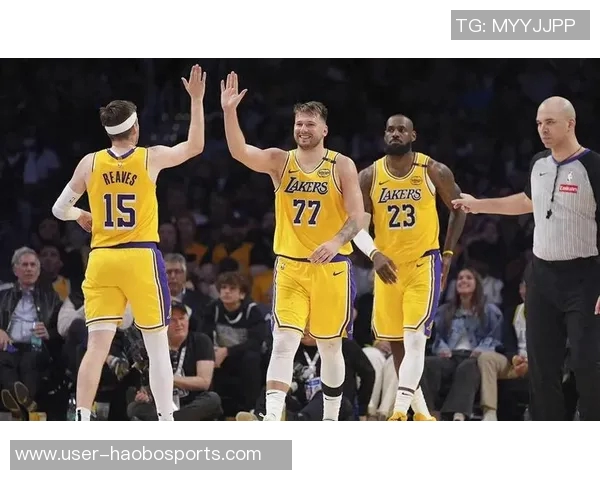 詹姆斯与东契奇场边亲密互动暗藏友谊与竞争的火花 詹姆斯与东契奇场边亲密互动暗藏友谊与竞争的火花